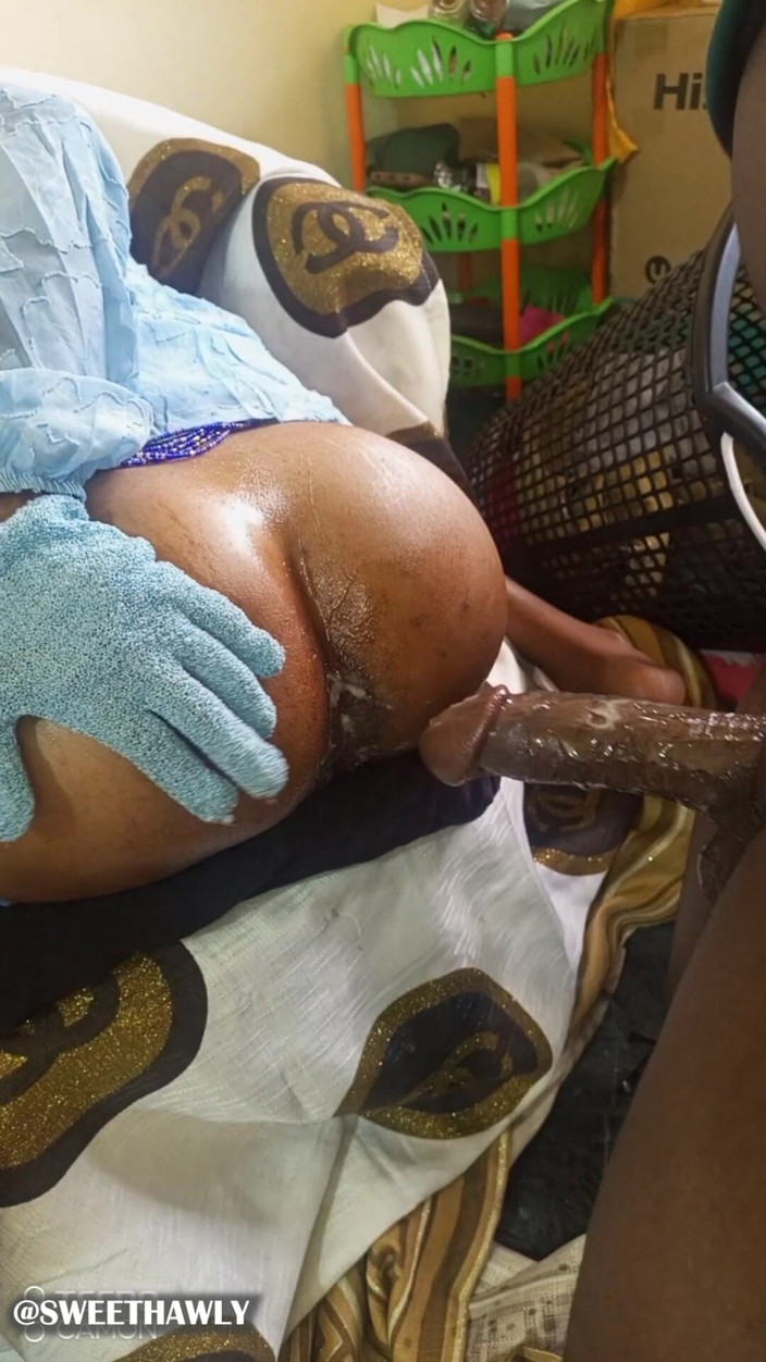 Sweethawly: Moje nevlastní sestra preferuje anál více než kundičku, ráda používá...