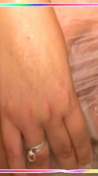 Vaginul proaspăt ras satisfăcut în cadă