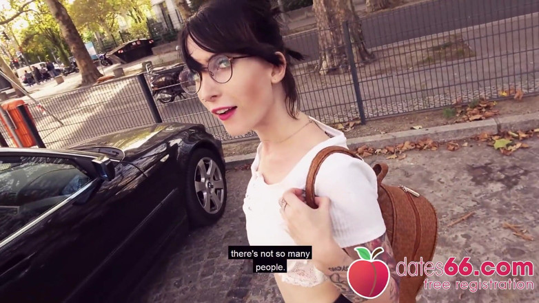 Dates66: Naughty! Drobna coed Lou Nesbit uderzył! (angielski)