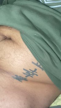 Brodacz wielki kutas szarpiąc się i posmarując się spermą