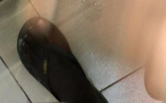Master nuwan: Kontol besar baru Lanka ngocok kontol di toilet master handjob...