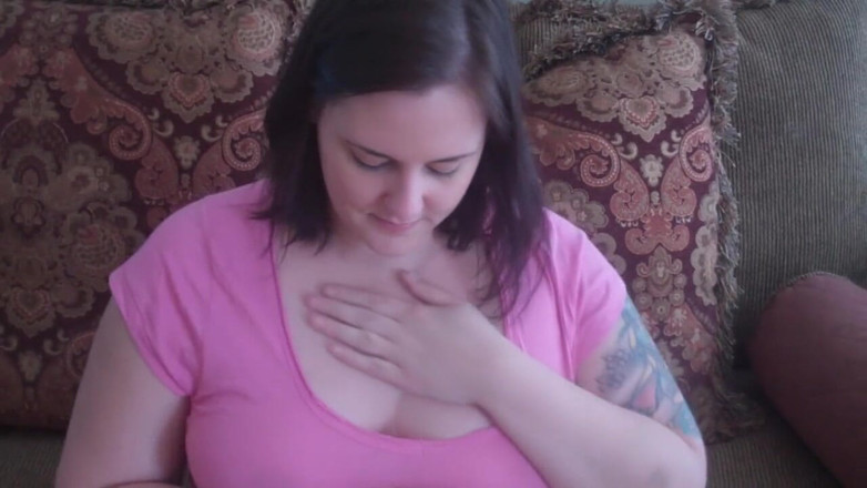Sexy Amateurz: Tattooed brunette BBW plays with her big tits
