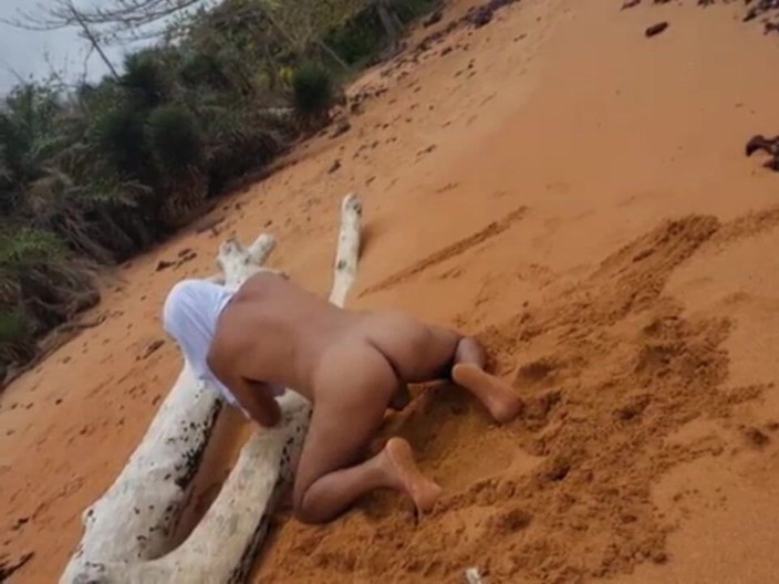 Ladysilvas: Ladysilva bugil di pantai dengan pantat bahenol yang super sange