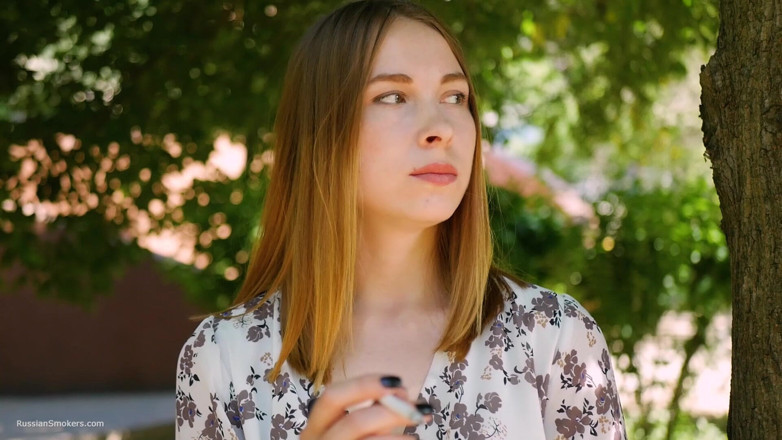 Russian Smokers: Evgeniya sta fumando una sigaretta forte da 120 mm