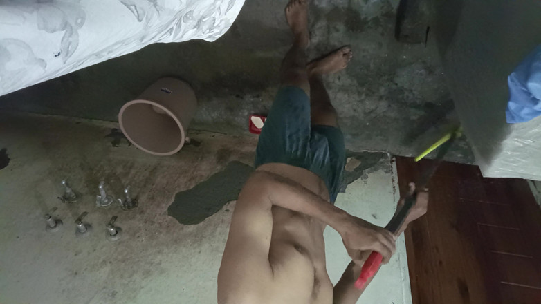 TranquilCulture: Cowok ini lagi asik muasin memek sempitnya di rumah bagian 1...