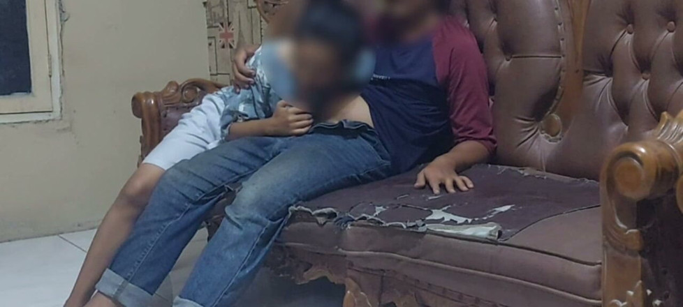 Phant0m12: işten eve geldikten sonra üvey kız kardeşini oturma odasında sikiyor