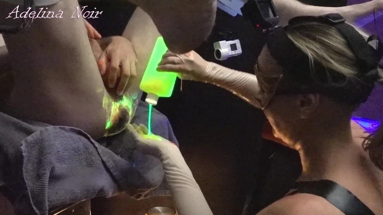 FISTINGQUEEN: Tinju cahaya neon UV Adelina Noir dan Fistdude