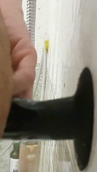 Dildoyla sikişiyor ve duşta boşalıyor