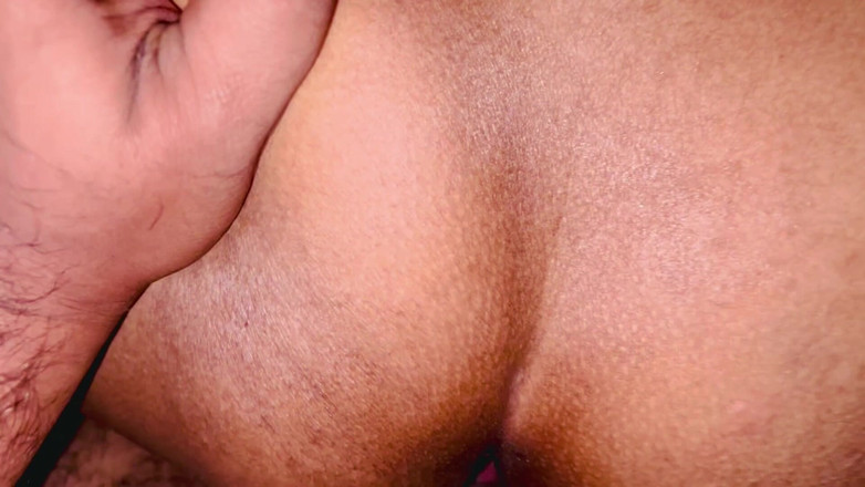 Sweetysingle: Pantat ibu srilanka dientot pakai buttplug