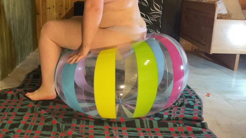 BeachBallsDuo: Duas enormes bolas de praia 42 e 48 esmagadas sob nossos 200kgs!