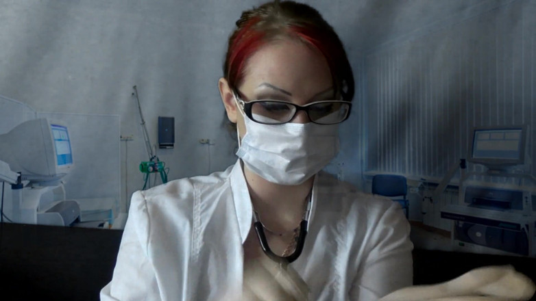 Goddess Misha Goldy: Doctor comiendo en máscara médica y guantes