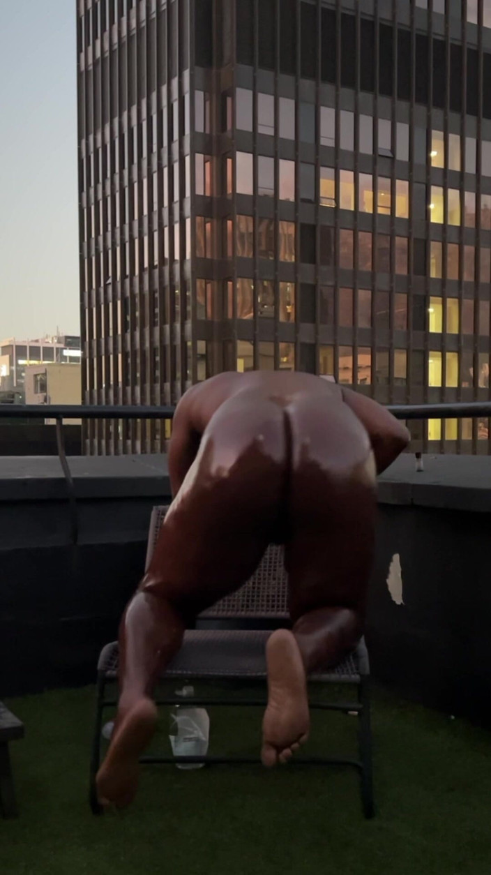 DADDYBLACKXXX: Un grande cazzo nero oliato masturbandosi e twerkando all'aperto