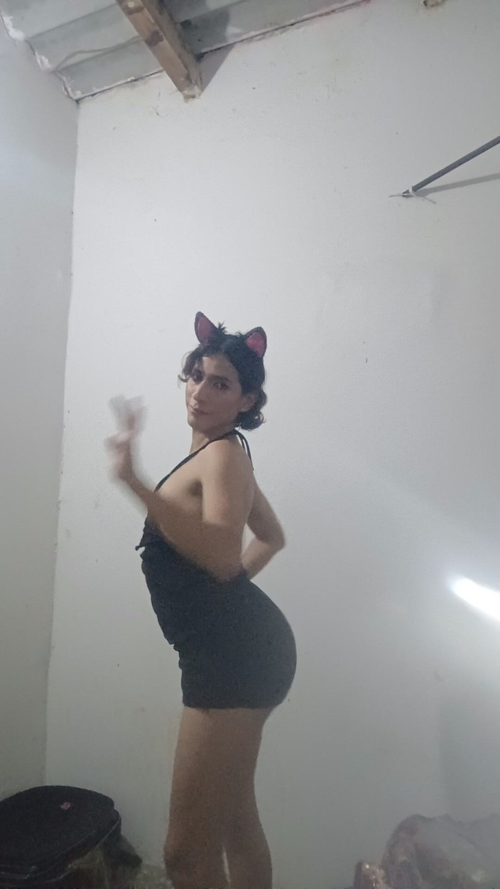 Femboy from Colombia: Berbaju hitam gadis ini menari