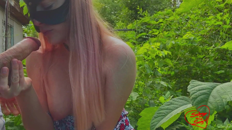 SOboyandSOgirl: Coño le encanta chupar la polla en el jardín - soboyandsogirl