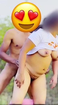 Desi ragazza del villaggio sta facendo sesso con il vicino nella giungla, audio hindi completo