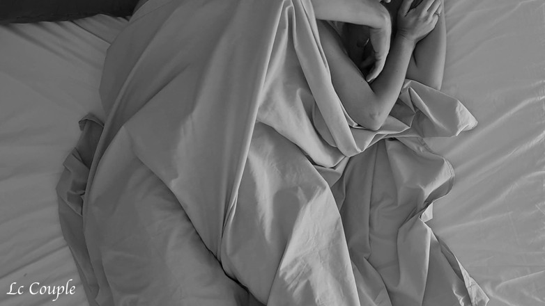LC couple: Orgazmı parmaklayana ve bacaklar arasına boşalana kadar romantik amatör gece...