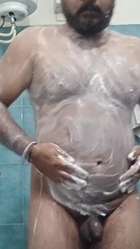 Indischer nackter papi genießt eine heiße dusche und zeigt seinen nassen körper