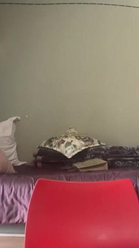 Une tatie noire à gros cul se déshabille et gémit