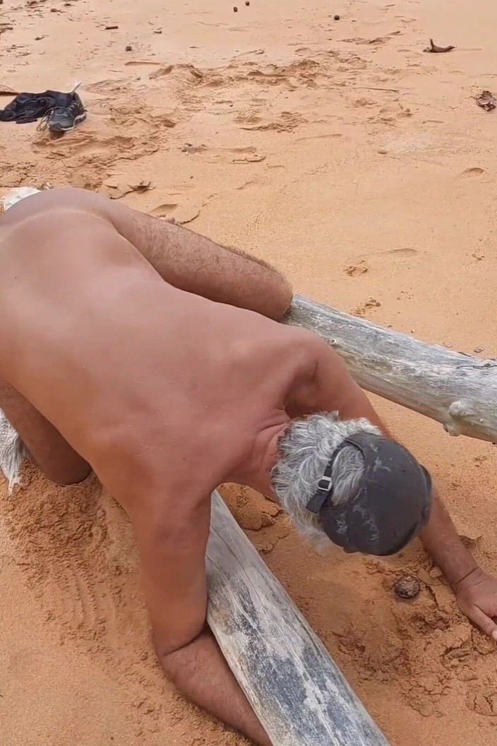 Ladysilvas: Ladysilva předvádí svůj sexy zadek na pláži