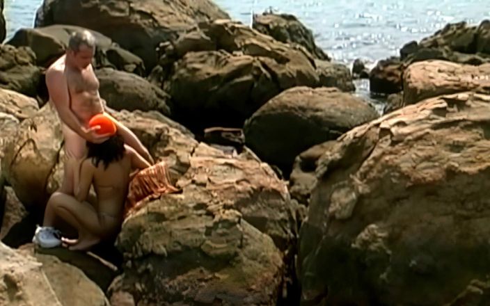 Perv Milfs n Teens: Một cô gái gợi cảm với âm hộ đẹp được đụ và hứng tinh...