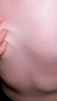 Une jolie fille de 18 ans veut se faire éjaculer sur ses petits seins !