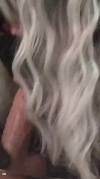 Pot fi curva ta fierbinte? Oral în gât adânc cu vibrator