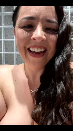 Amanda Thickk: Bathroom Stream