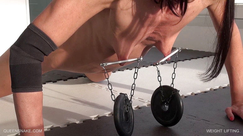 Queen Snake: 用乳头和阴户提升体重