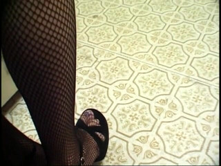 Hot Sex Party: Une salope en résille est à genoux en train de sucer...