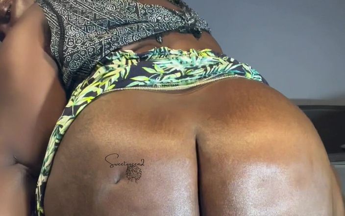 Sweetqueen2: Je chevauche mon gros gode. Tu veux chevaucher la prochaine ?