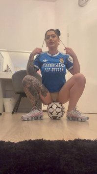 Video frumos de fotbal cu piciorul, inclusiv tricoul Real Madrid