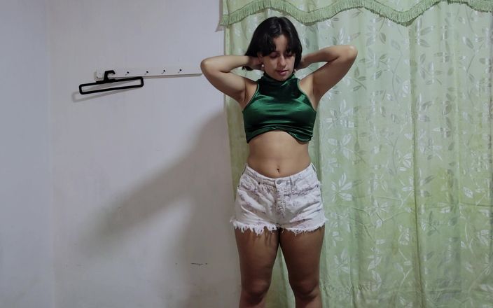 SugarPose: Une adolescente latina exhibe ses tenues sexy