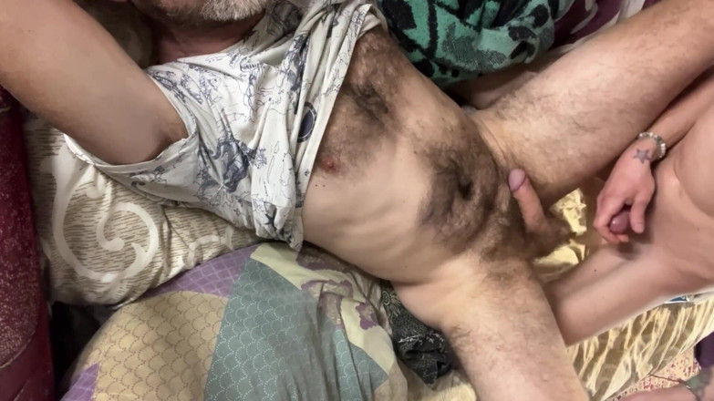 MaxHotty: 成熟した毛深い父親が彼の上で射精している