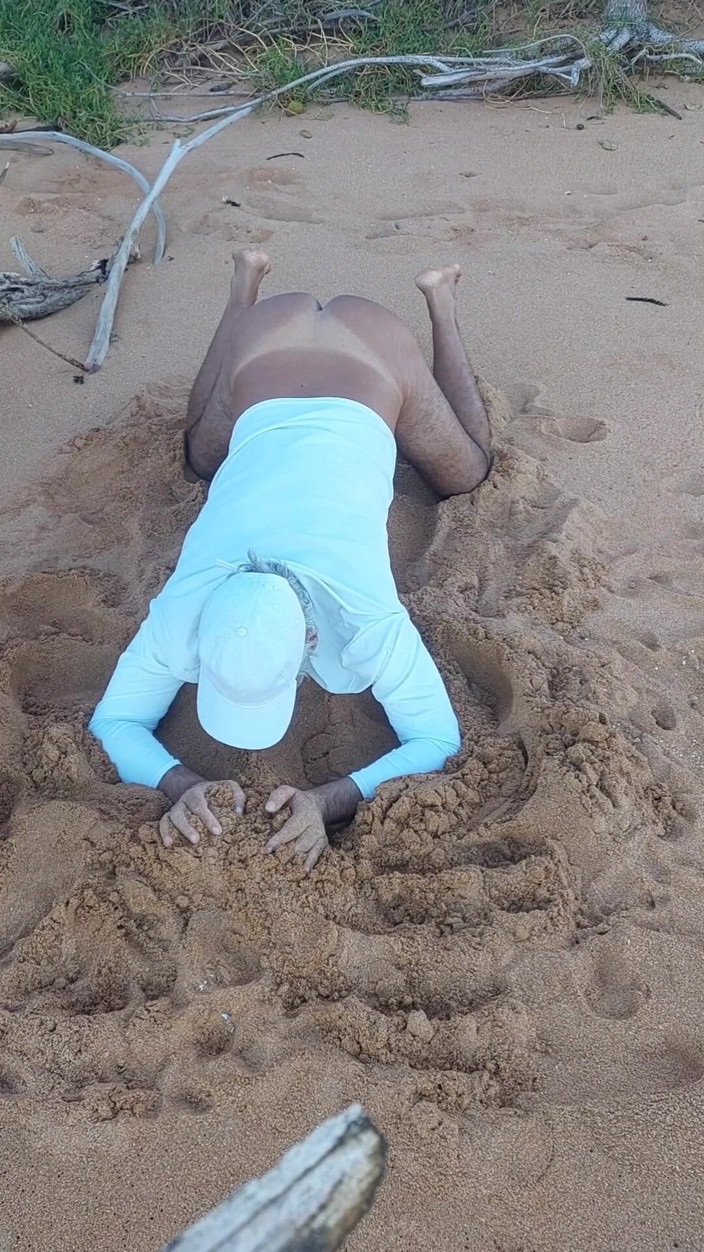 Ladysilvas: Naga ladysilva na plaży, prezentująca swój seksowny, opalony tyłek