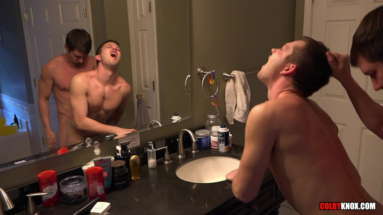 Colby Knox: Sveltina in bagno con Colby e Mickey Senza preservativo