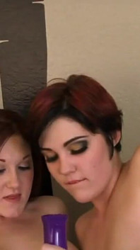 Două fete practică sexul lesbian senzual, atingându-și pizdele și masturbându-se până când ajung la orgasme profunde