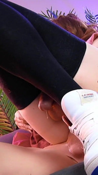 Une fille enfile un énorme gode ceinture pour baiser ce mec !