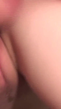 Heiße blondine ist erstaunlich im bett mit ihren massiven titten, nippeln und tollen blowjobs