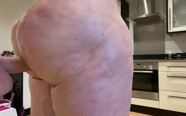 Sophie James: Stepmom's Oiled up Ass Crack Never Felt as Good!!