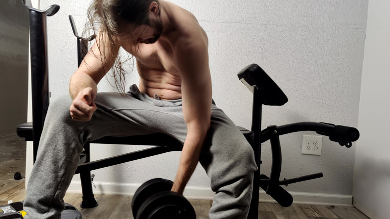 AlbinoAdonis: Bicep krult en trekt af in grijs zweet