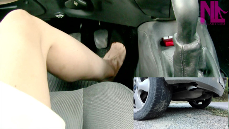 Nyllady: Revving neglijent joc pedepsirea masina mea în Black Suede Sharp Heeled...