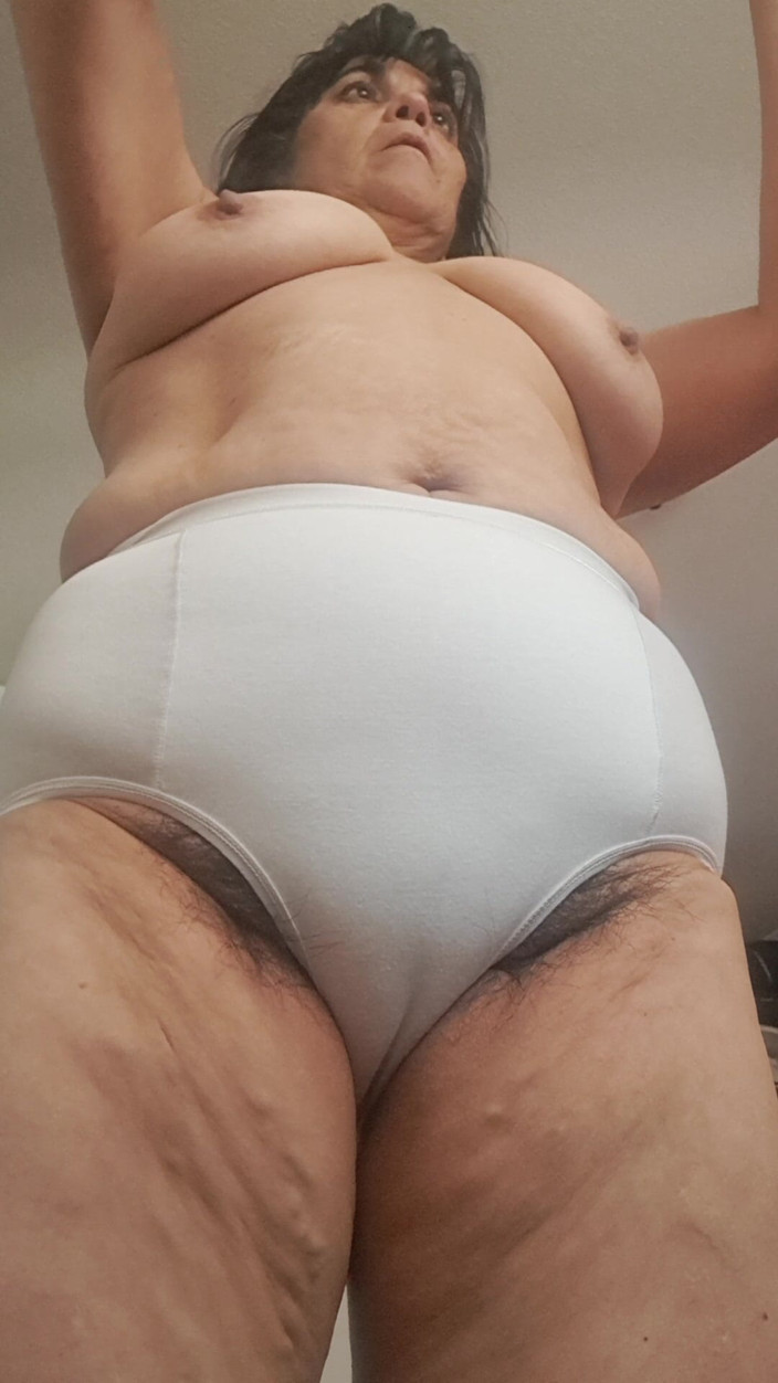 Mommy big hairy pussy: Mamma in grandi mutandine bianche