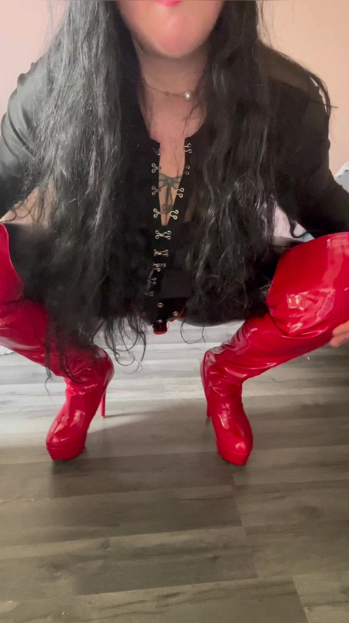 Maitresse Clara: Dedizione totale ai miei stivali alti fino alla coscia