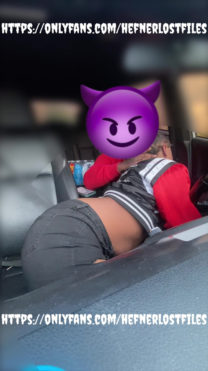 PlayboyHef: Bibir besar tetek besar menghisap batang di dalam kereta