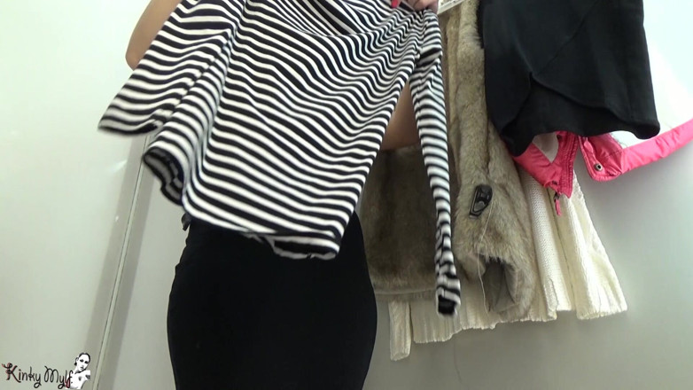 Wet Kelly: Hot MILF Masturbating in the Fitting Room