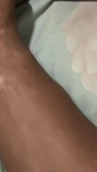 Ma kukku suce et se doigte la chatte, vidéo faite par son beau-fils