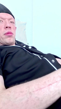 Nadržený tlustý bastard dilduje jeho zadek a ústa a honí jeho velké mastné péro a koule