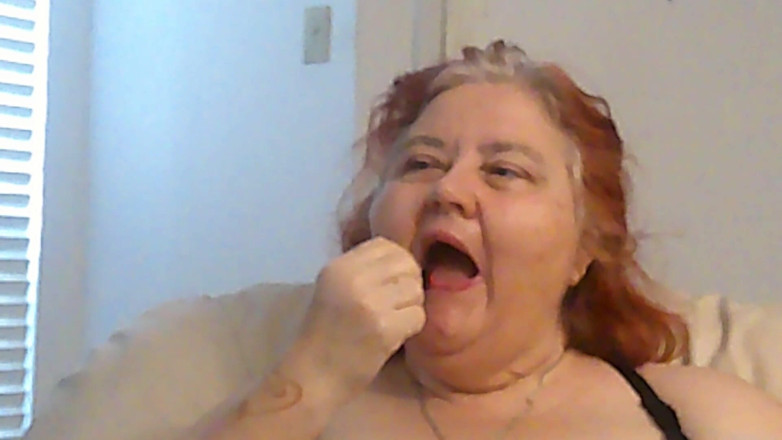BBW nurse Vicki adventures with friends: แชทลิปสติกตัวจิ๋วแต่งตัว