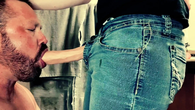 Sexy brody studios: Sexybrody lagi asik nyepong kontol dan telan sperma