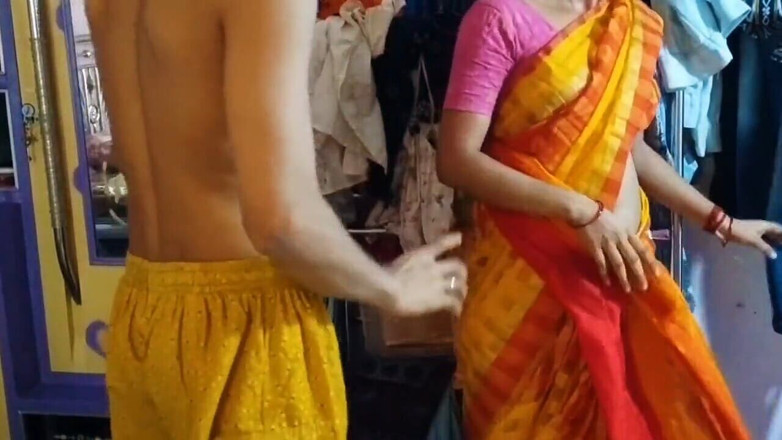 East indian group: देसी गृहिणी देवर के साथ चुदाई कर रही है और घर में कोई नहीं होने पर दैनिक सेक्स का मजा लेती है